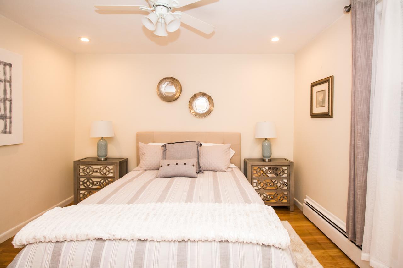 Sunny Spacious 2 Bed Plus Den,Mbta,Mins To Boston บรูคไลน์ ภายนอก รูปภาพ